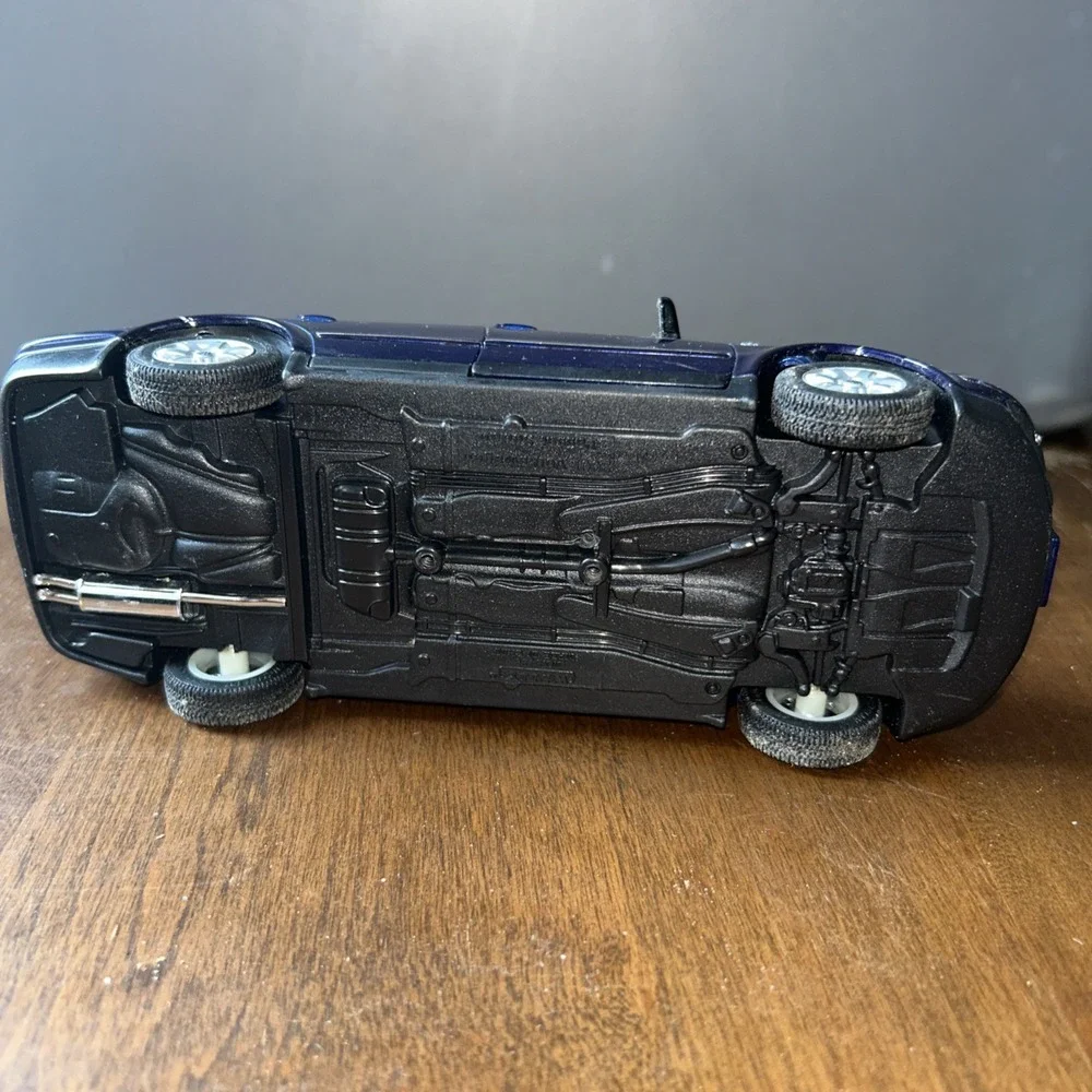 Welly 1:18 Scale‎ 2001 Volkswagen Passat Sedan Blue Loose Diecast Car